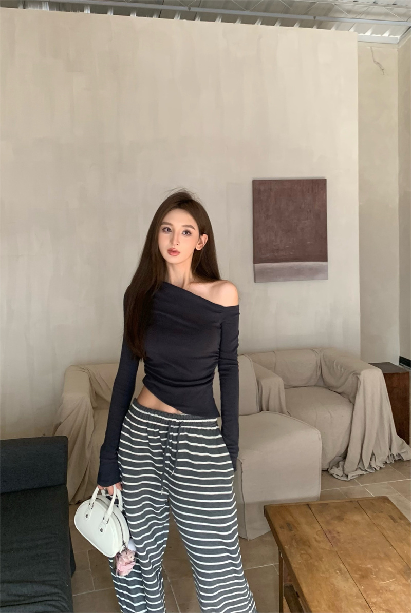 Real shot of retro style slimming sloping shoulders sexy hottie long-sleeved T-shirt top