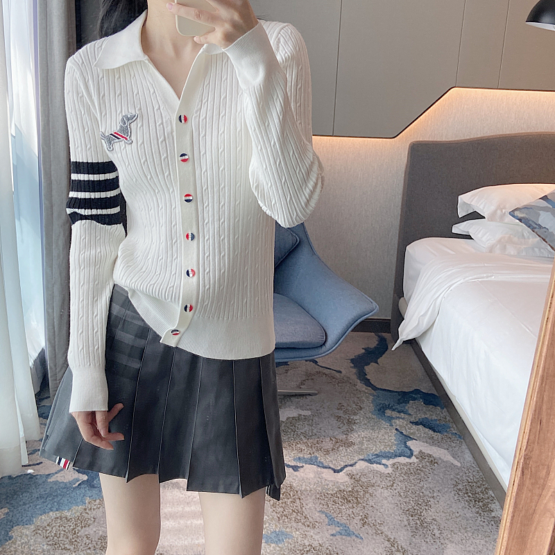 2023秋冬新款翻領胸前小狗圖案顯瘦彩色扣子針織打底衫毛衣女