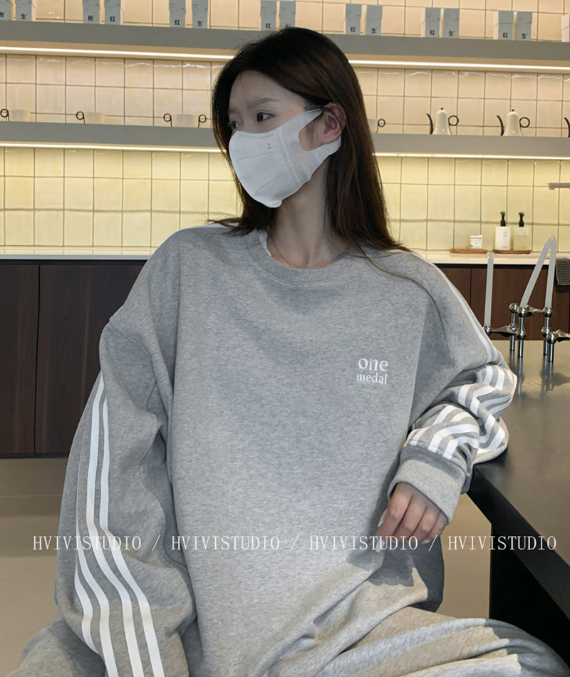 The back collar is non-pilling and equipped with cotton screw thread. Imitation cotton Chinese cotton composite 310g thin sweatshirt for women with round neck and letter embroidery.
