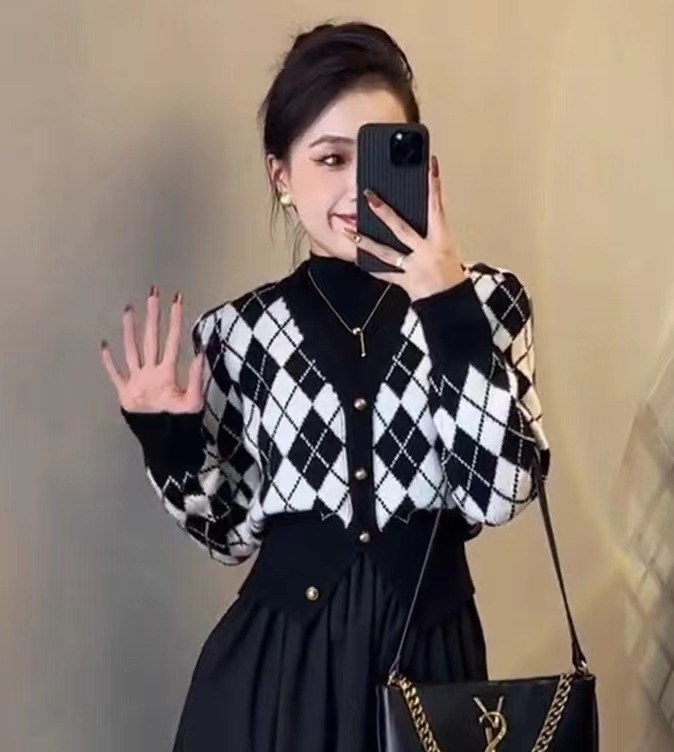 2023 Autumn and Winter New Fashion Contrast Color Diamond V-neck Sweater Women's Lazy Style Cardigan Knitted Jacket Waist Top