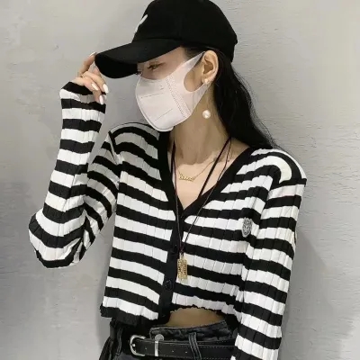 2023年女裝秋季新款毛衣長袖v領條紋針織衫薄款開衫法式防曬上衣