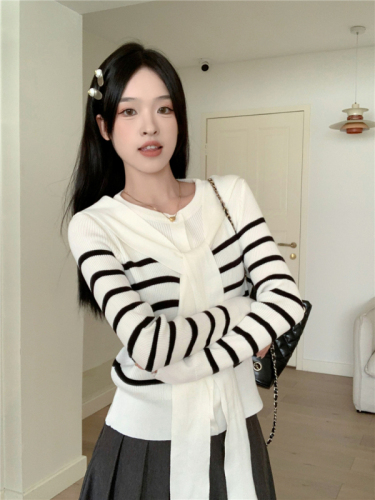Real shot of striped long-sleeved knitted T-shirt for women, designer fake two-piece T-shirt, versatile and chic short top