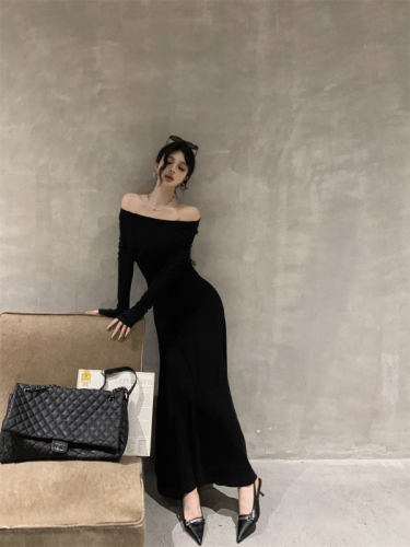 Actual shot of one-shoulder knitted collarbone-exposed dress, slim and drapey long skirt, versatile bottoming skirt for autumn and winter