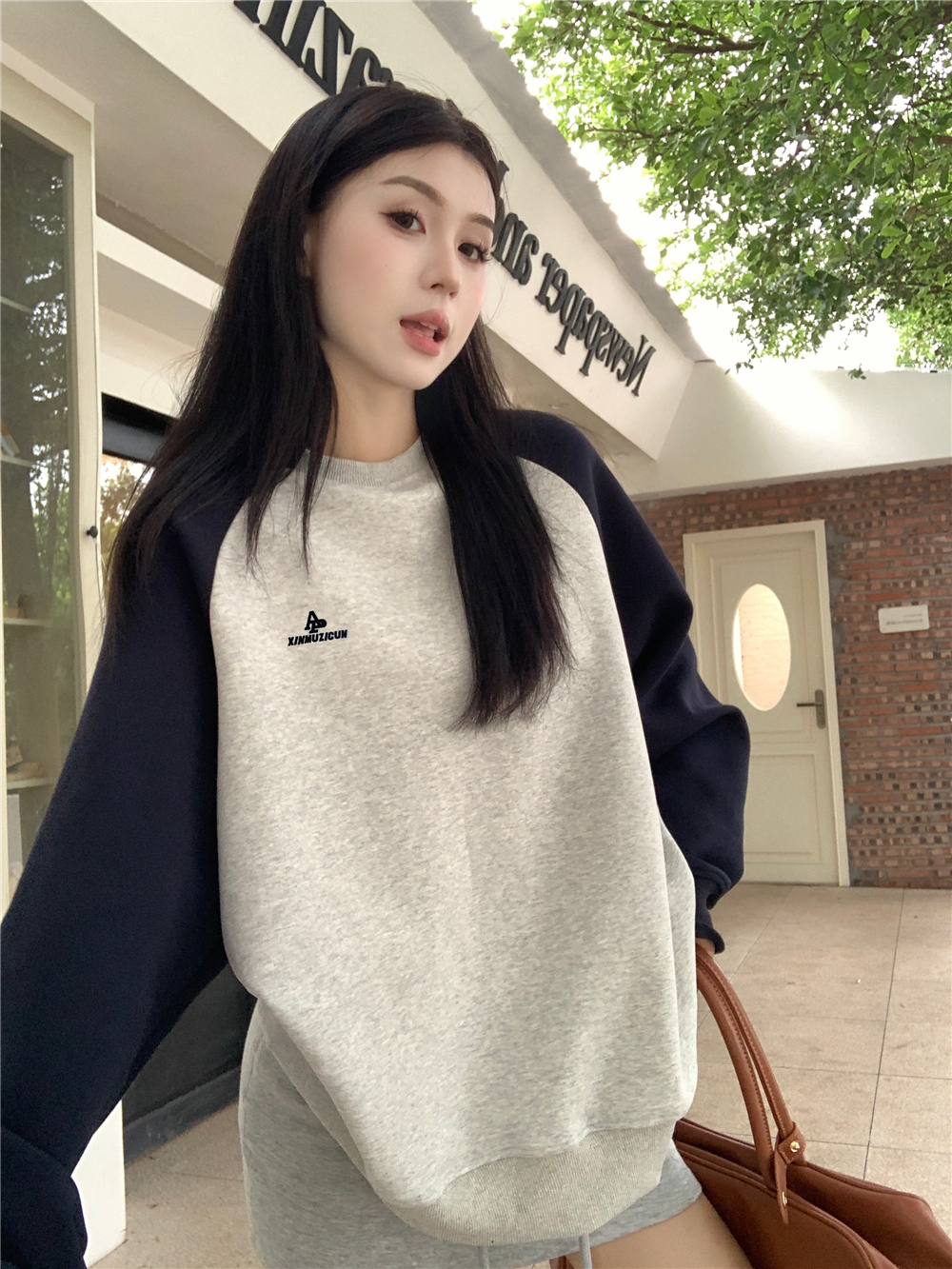 The back collar is non-pilling and equipped with cotton screw thread. Imitation cotton Chinese cotton composite 310g thin sweatshirt for women with round neck and letter embroidery.