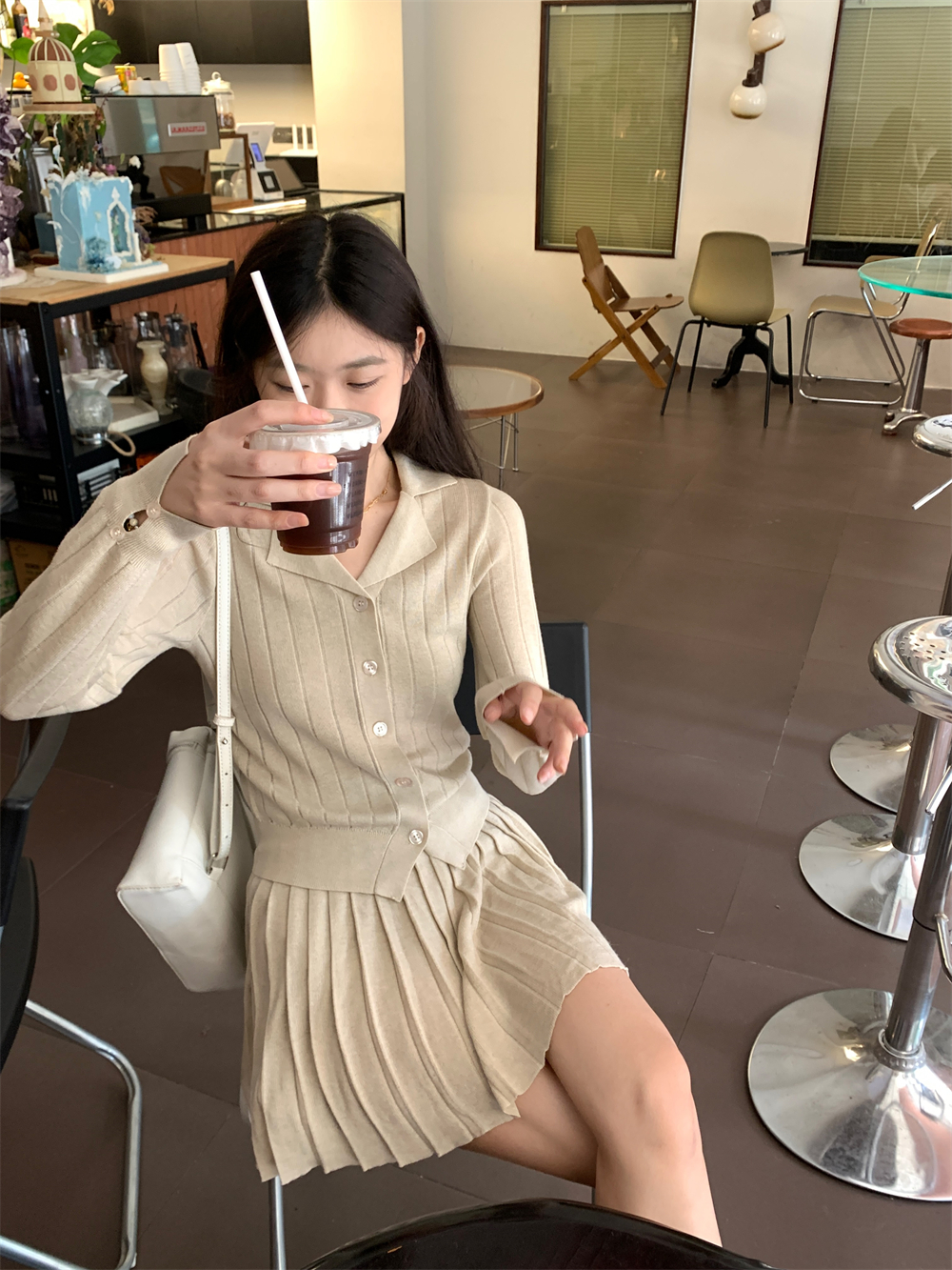 實拍溫柔秋季軟糯顯瘦杏色針織開衫+半裙