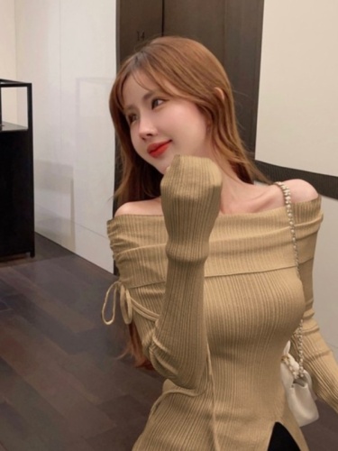 One-line collar, off-shoulder, tight-fitting long-sleeved bottoming shirt for women, autumn and winter design, slit inside, sexy strappy knitted top