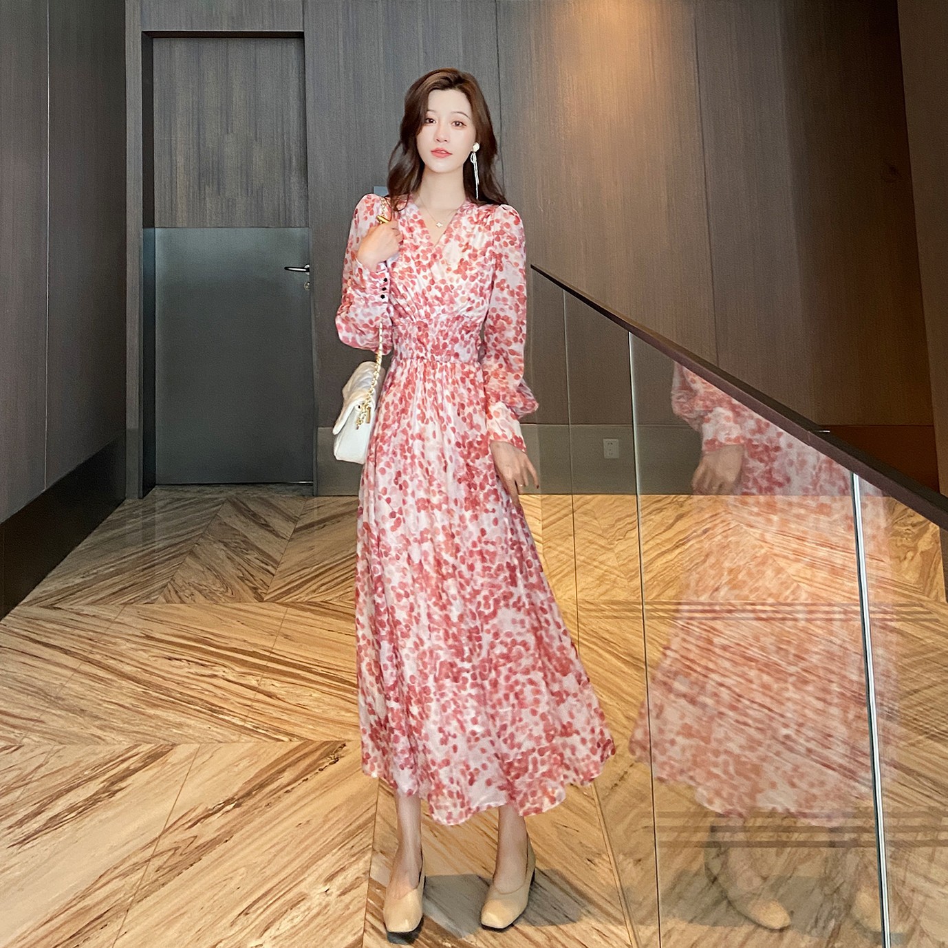 少婦收腰碎花性感V領純欲御姐長袖約會連衣新款媽連衣裙開叉