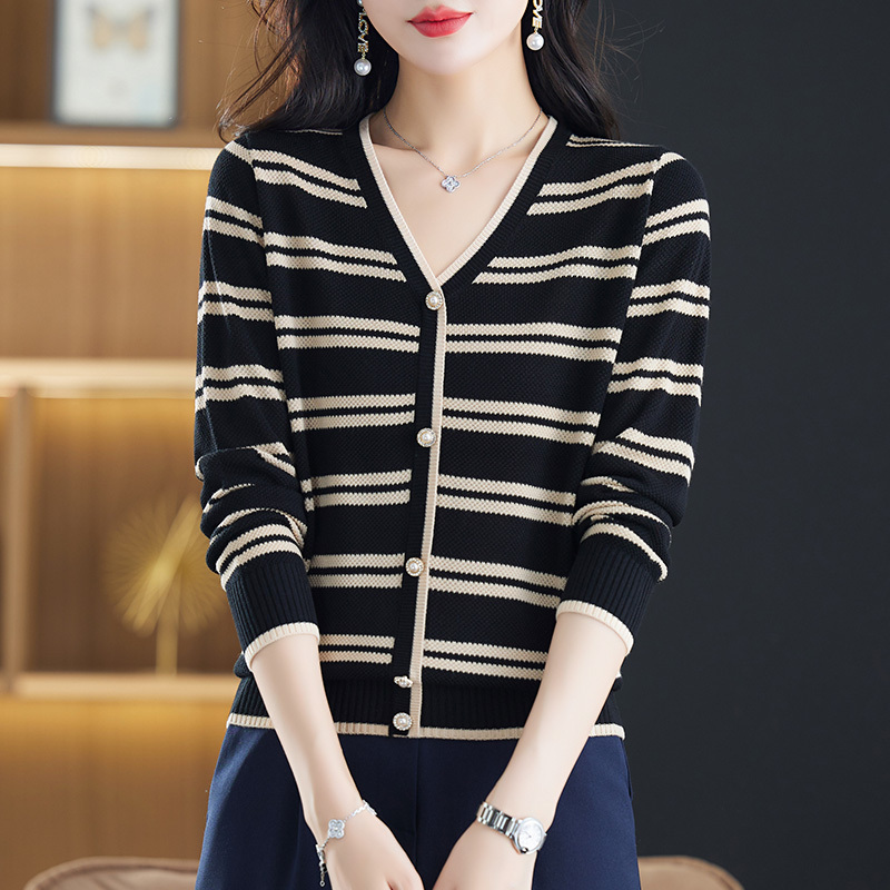 Striped knitted bottoming shirt spring and autumn long-sleeved thin V-neck top autumn 2023 new women's early autumn sweater