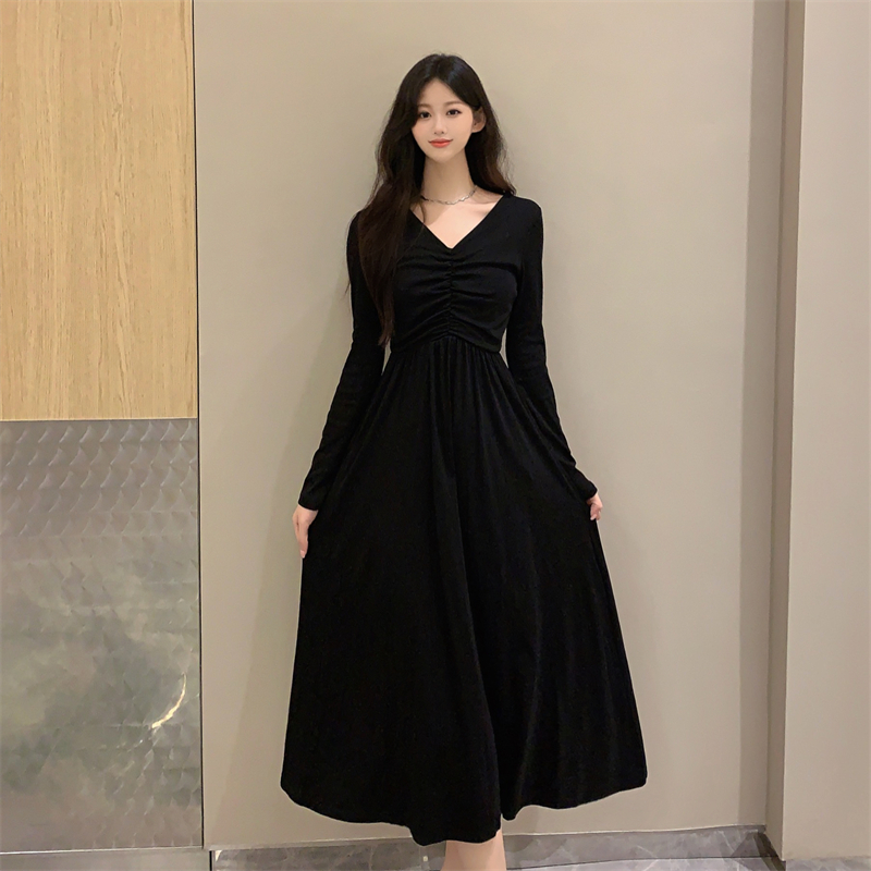 Real shot of plus size women's little black dress, retro V-neck pleated design, slim and versatile French dress, long skirt