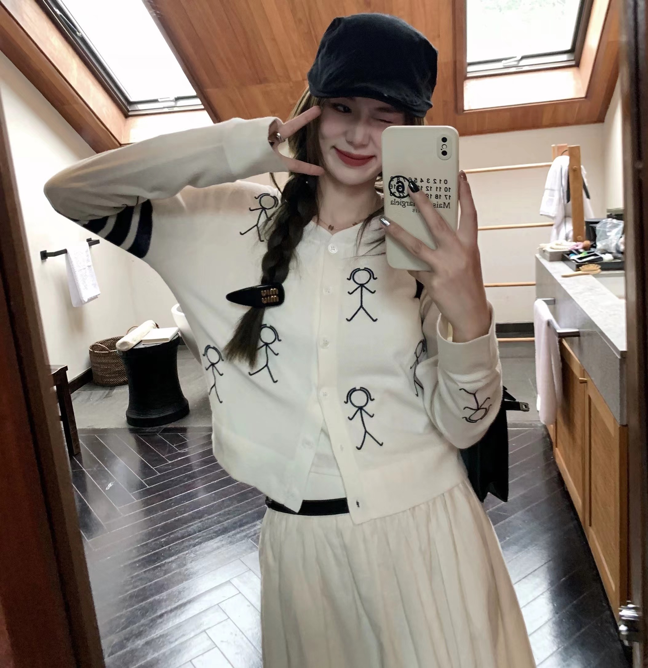 Xiaojunjun Britney Stickman three-dimensional embroidery two-color small cardigan for women in early autumn new cute knitted top