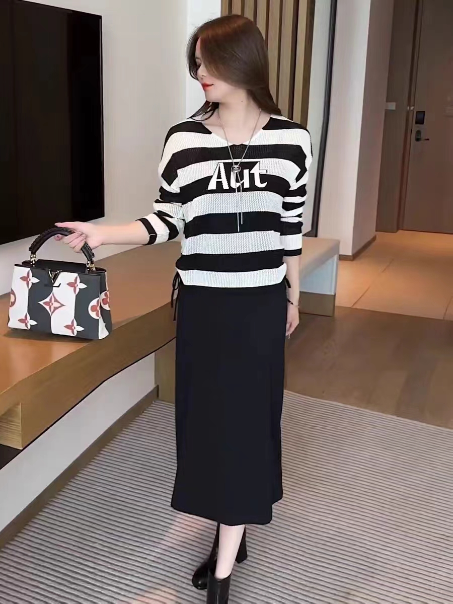 Fashionable suspender dress suit for women, stylish knitted sweater 2023 new autumn style, age-reducing and slimming two-piece set