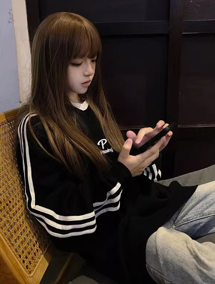 The back collar is non-pilling and equipped with cotton screw thread. Imitation cotton Chinese cotton composite 310g thin sweatshirt for women with round neck printing.