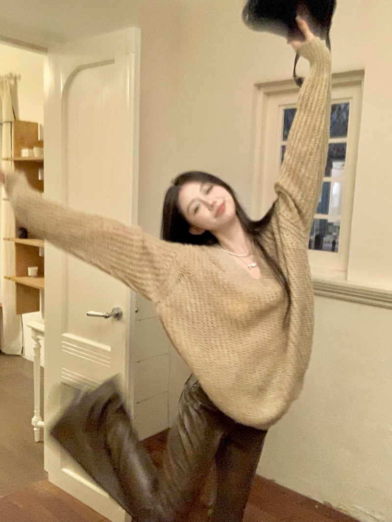 Real shot of v-neck camel lazy soft waxy sweater + Maillard outfit with retro hot girl slimming micro-flared leather pants