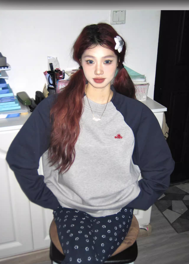 The back collar is non-pilling and equipped with cotton screw thread. Imitation cotton Chinese cotton composite 310g thin sweatshirt for women with round neck and letter embroidery.
