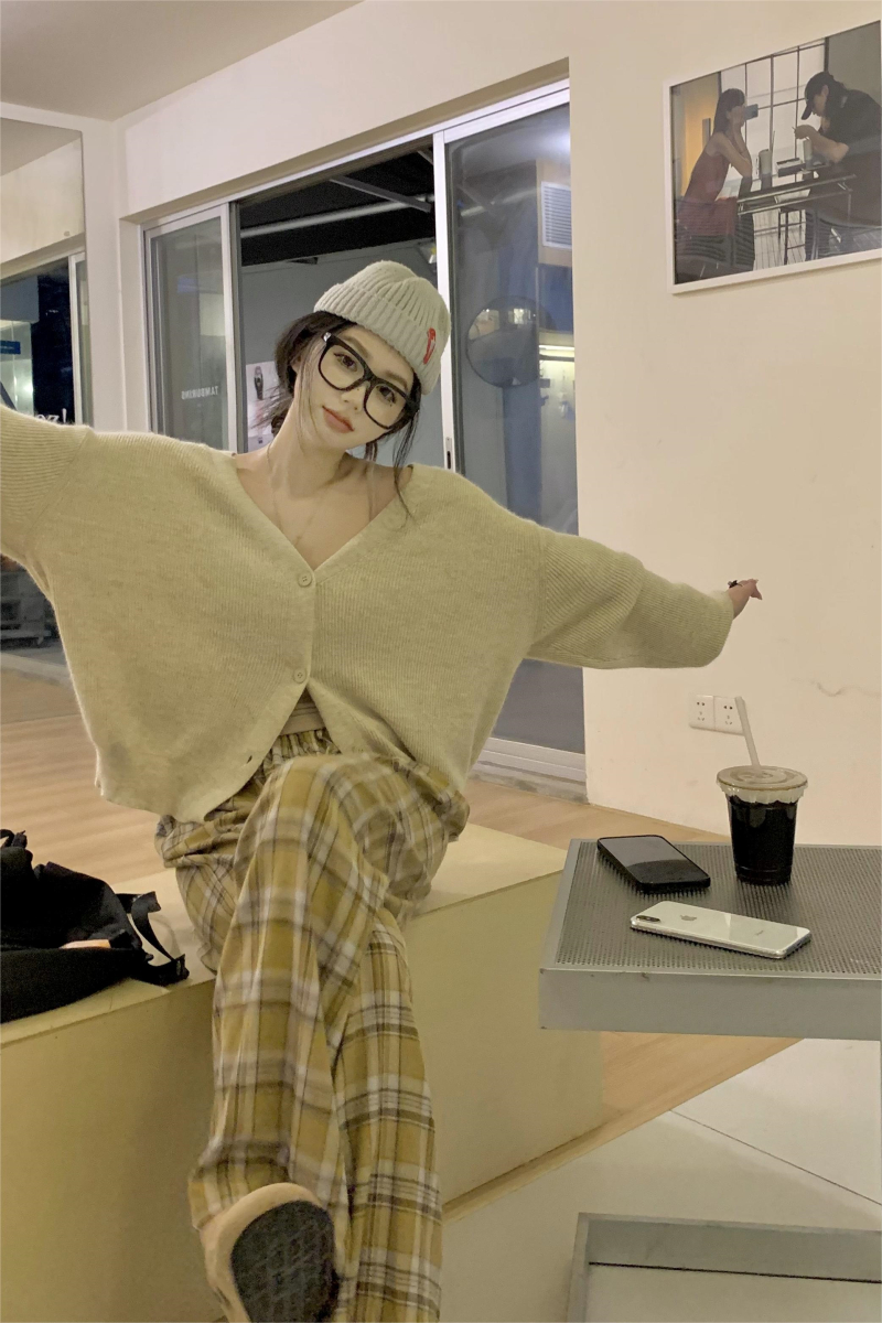 Actual shot of apricot soft cardigan sweater, V-neck knitted bottoming shirt + retro contrasting plaid casual pants