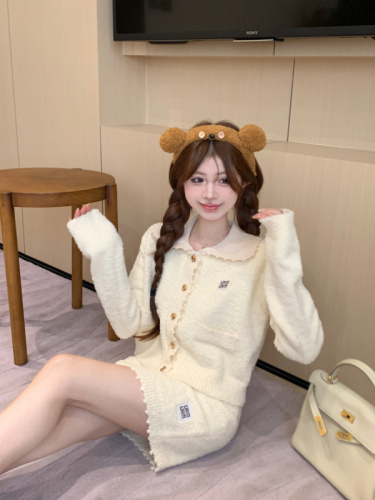 Actual shot of chenille small fragrance suit for women in autumn, lapel short cardigan + high waist skirt two-piece set