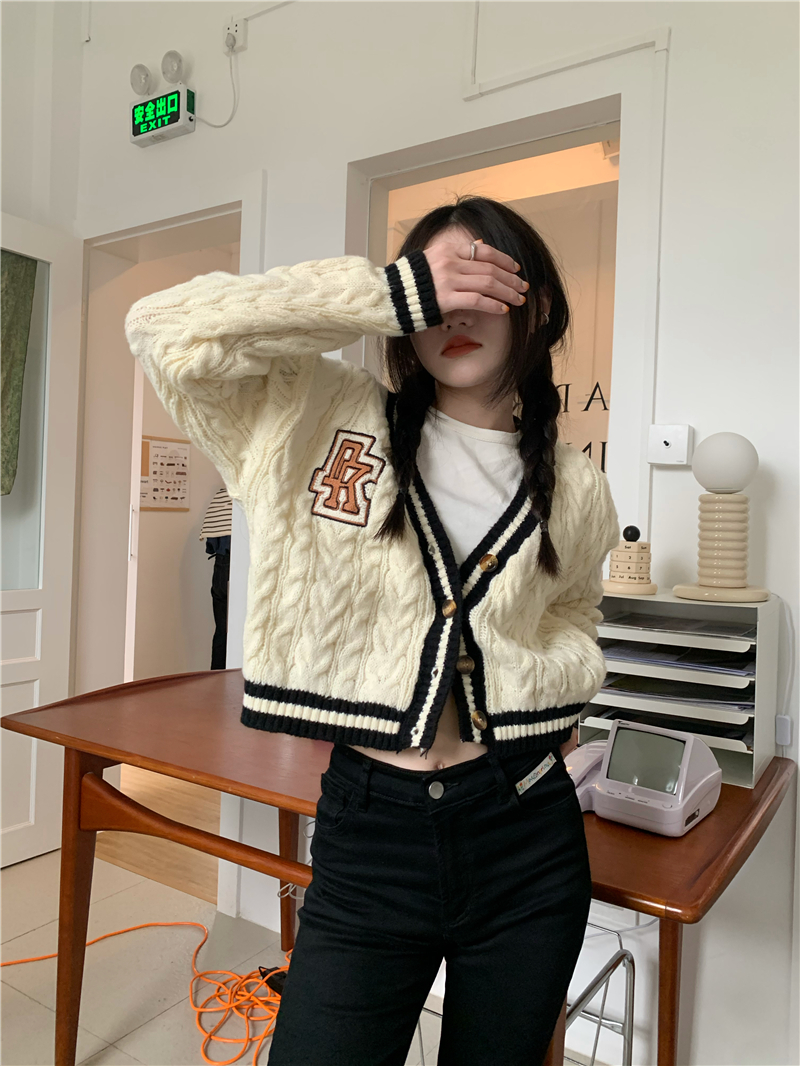 Matsumoto bereavement college style knitted cardigan women's short 2023 early autumn new style lazy loose retro sweater jacket