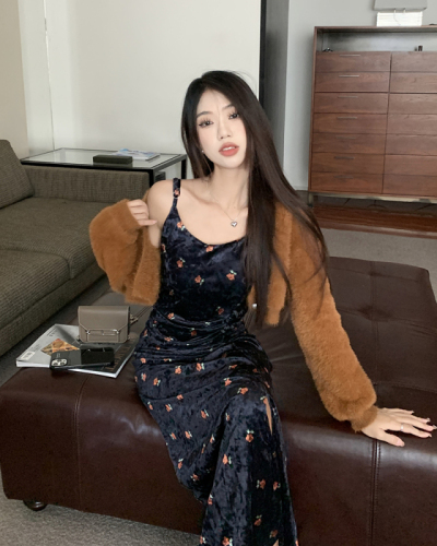 实拍  韩版chic短款毛衣外套+显瘦碎花丝绒吊带裙两件套
