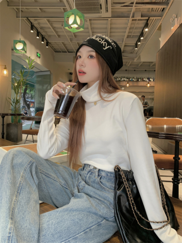 Actual shot of warm, comfortable, skin-friendly and warm autumn and winter delicate thickened solid color pile collar half turtleneck bottoming shirt