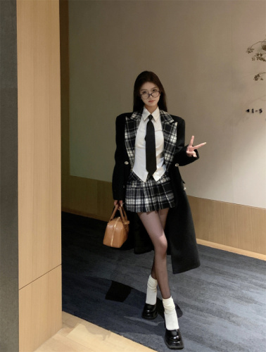 Real shot of Hepburn-style woolen coat for women in autumn and winter Korean style loose and high-end mid-length skirt + shirt set