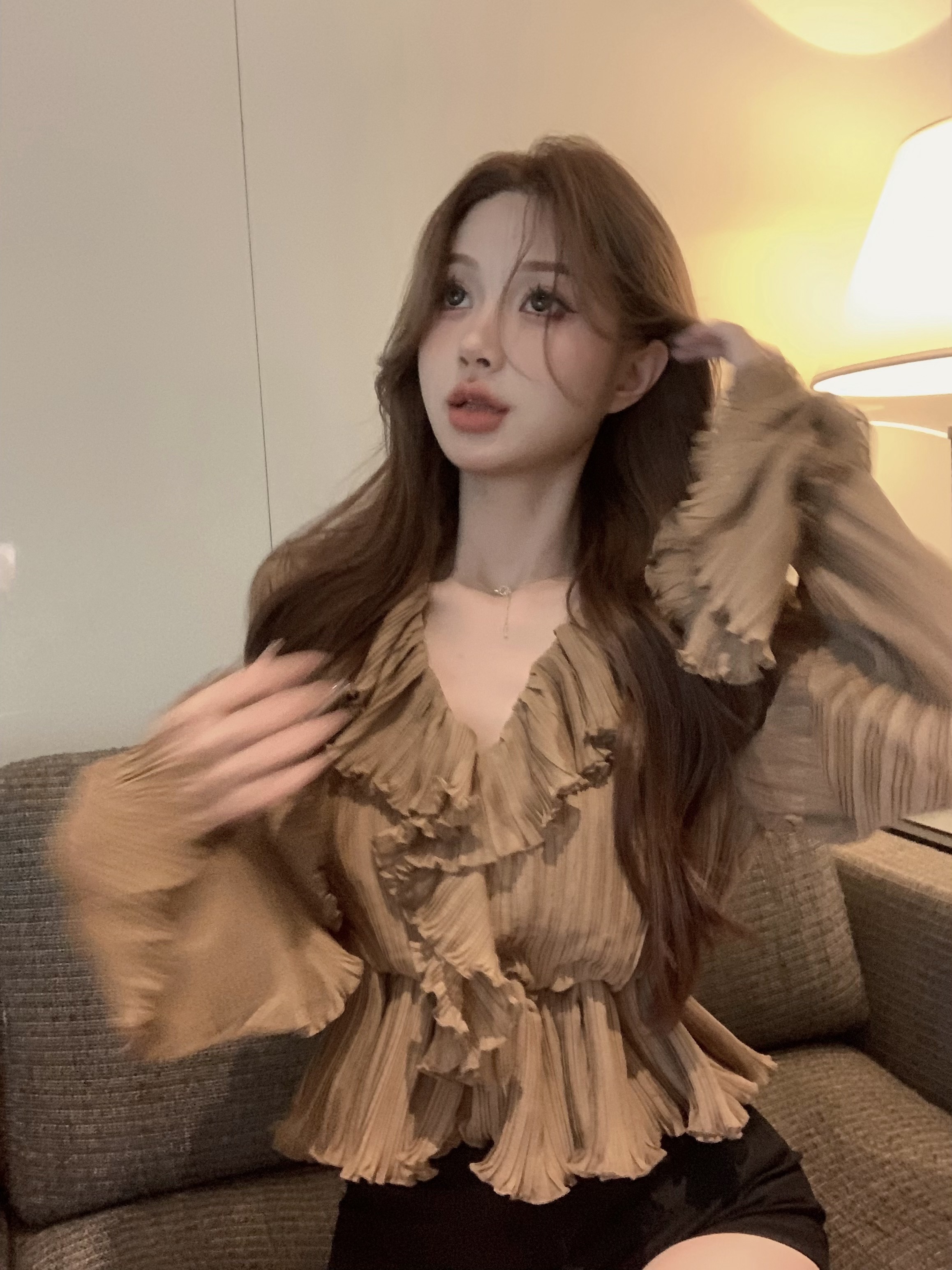 Real shot of Maillard atmosphere, coffee color heavy industry pressed pleat ruffled ruffled lace V-neck shirt + black shorts for women