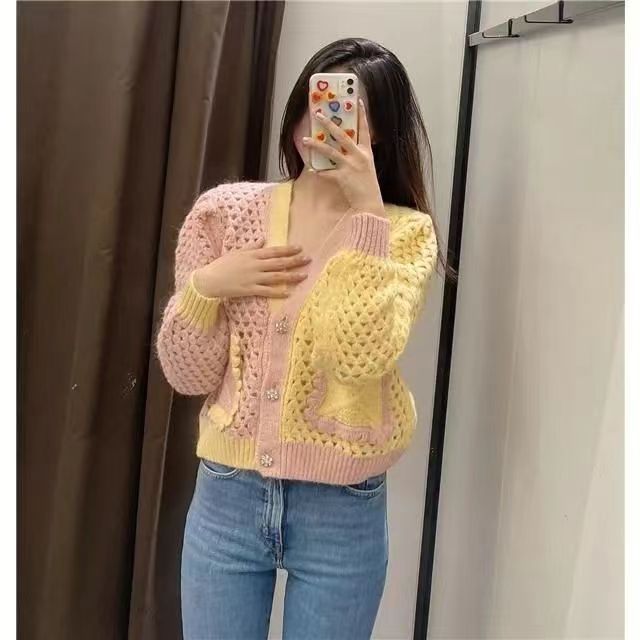 Retro chic tops for women 2023 new hollow V-neck knitted cardigan design contrasting color short sweater jacket