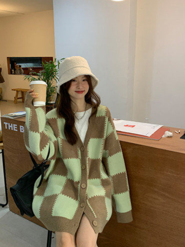 Xiaoxiang style checkerboard V-neck sweater for women, autumn and winter, Korean version, loose, casual, stylish and sweet, knitted cardigan jacket, trendy