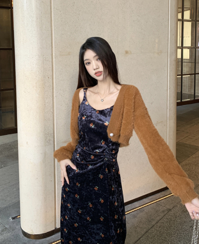 实拍  韩版chic短款毛衣外套+显瘦碎花丝绒吊带裙两件套