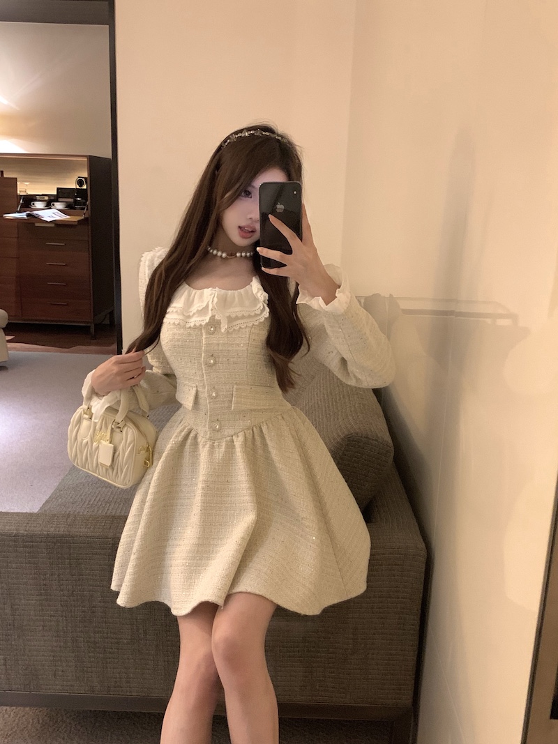 Actual shot of a slim-fitting, mid-length, sweet baby doll collar, long-sleeved, fragrant and waist-cinching princess dress