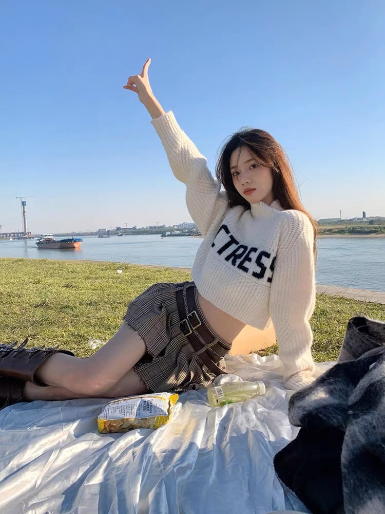 2023 autumn and winter new high-neck letter slim short sweater women's casual versatile warm long-sleeved knitted bottoming shirt
