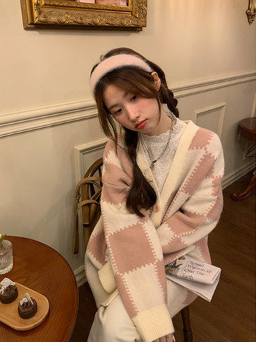 Xiaoxiang style checkerboard V-neck sweater for women, autumn and winter, Korean version, loose, casual, stylish and sweet, knitted cardigan jacket, trendy