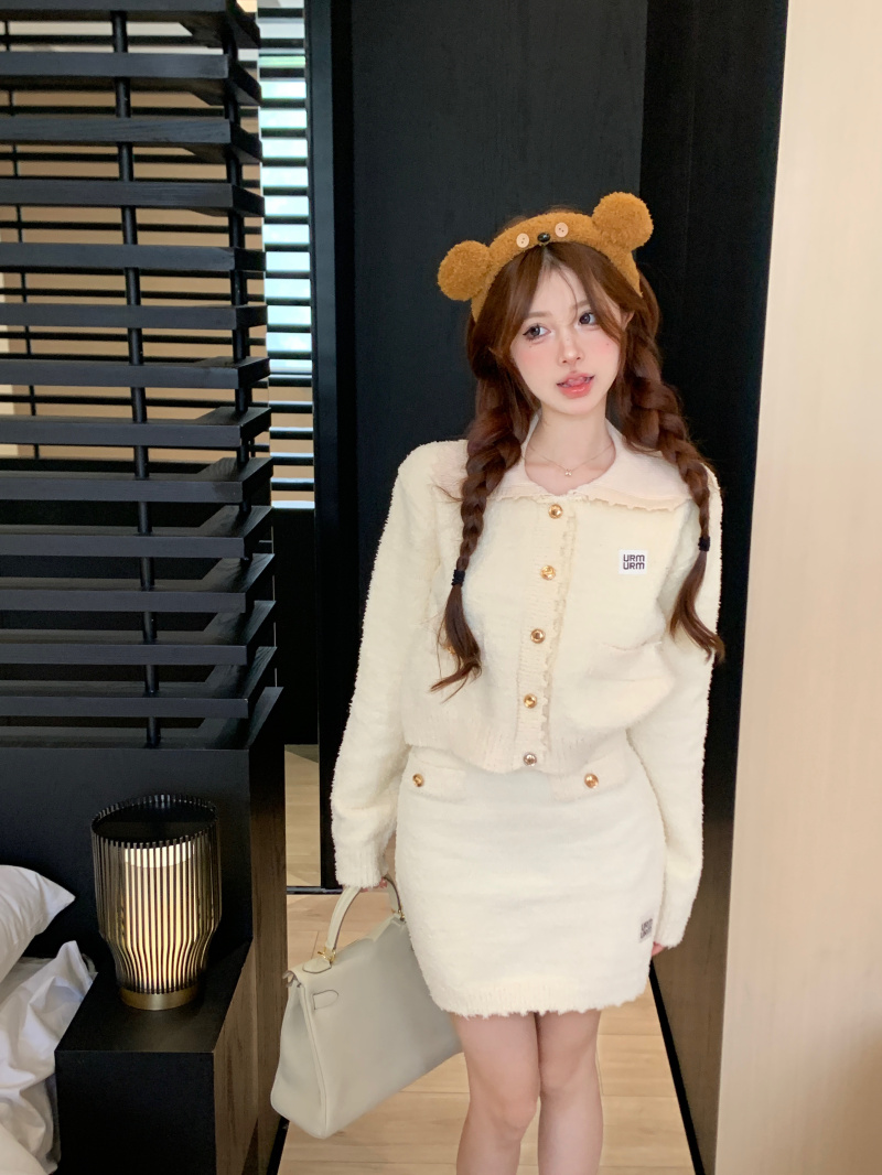 Actual shot of chenille small fragrance suit for women in autumn, lapel short cardigan + high waist skirt two-piece set