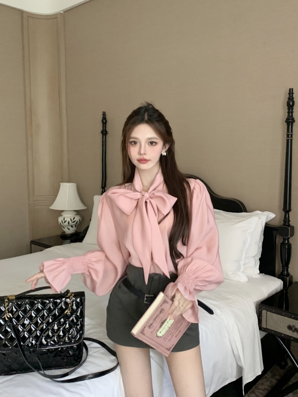 法式氣質粉色襯衫女春秋設計感小眾蝴蝶結緞面襯衣溫柔喇叭袖上衣