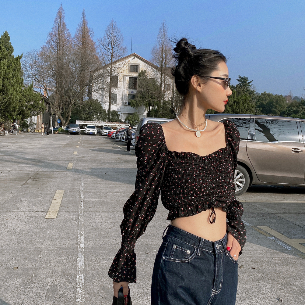 Actual shot of 2023 autumn new style one-line collar retro square collar floral long-sleeved shirt women's drawstring navel-baring short top