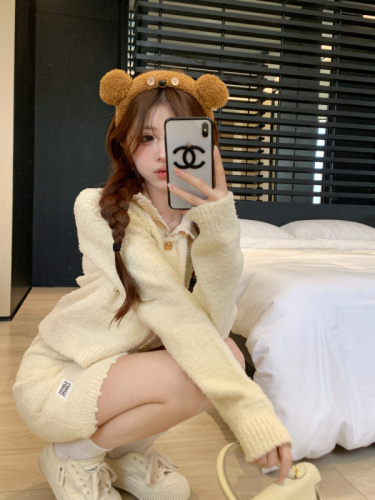Actual shot of chenille small fragrance suit for women in autumn, lapel short cardigan + high waist skirt two-piece set