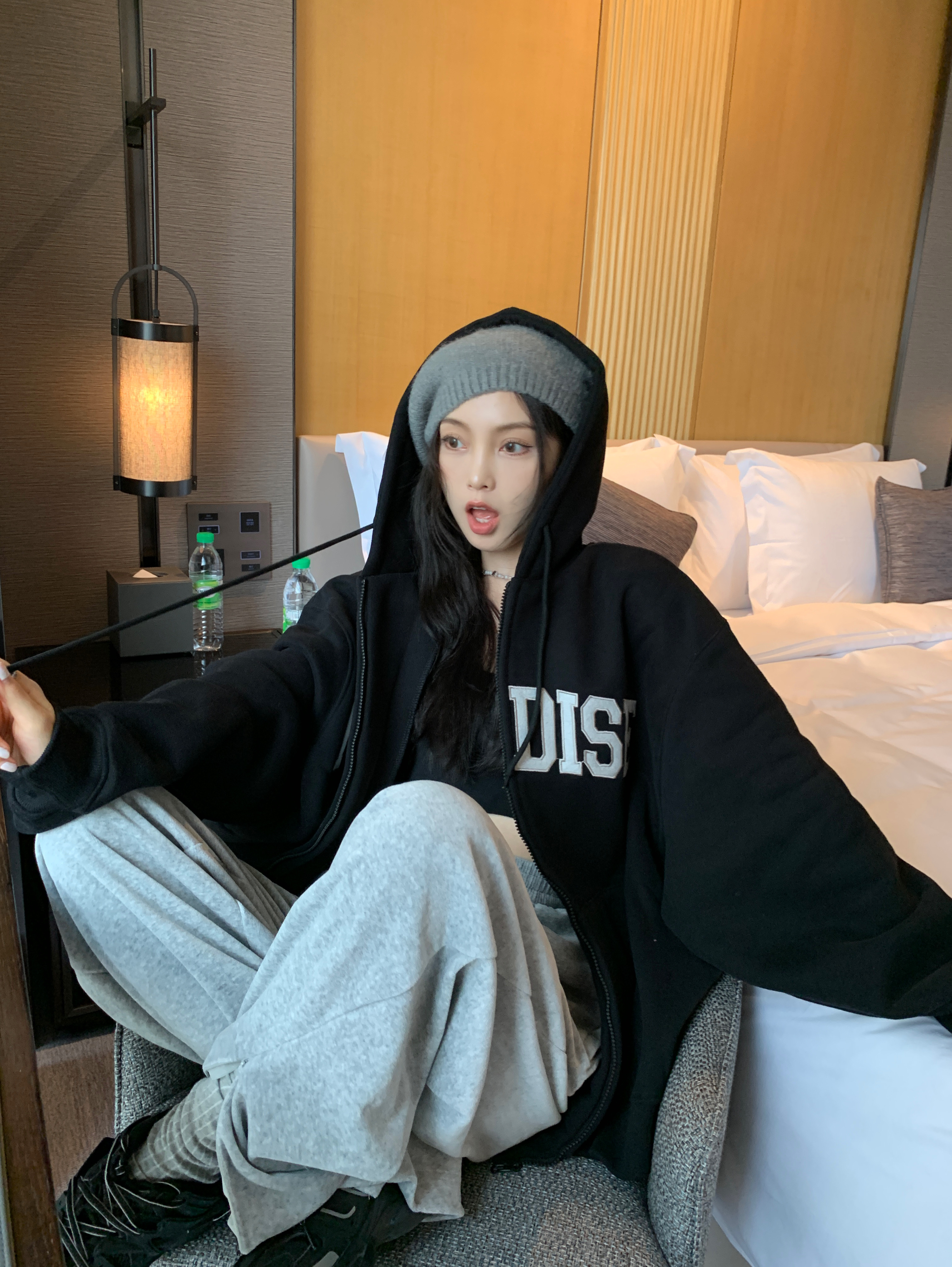 實拍  甜酷girl~無敵百搭連帽字母繡花加絨外套
