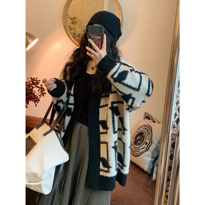 QinEition 女日系復古羊毛大毛衣羊駝絨格紋提花加厚針織開衫外套