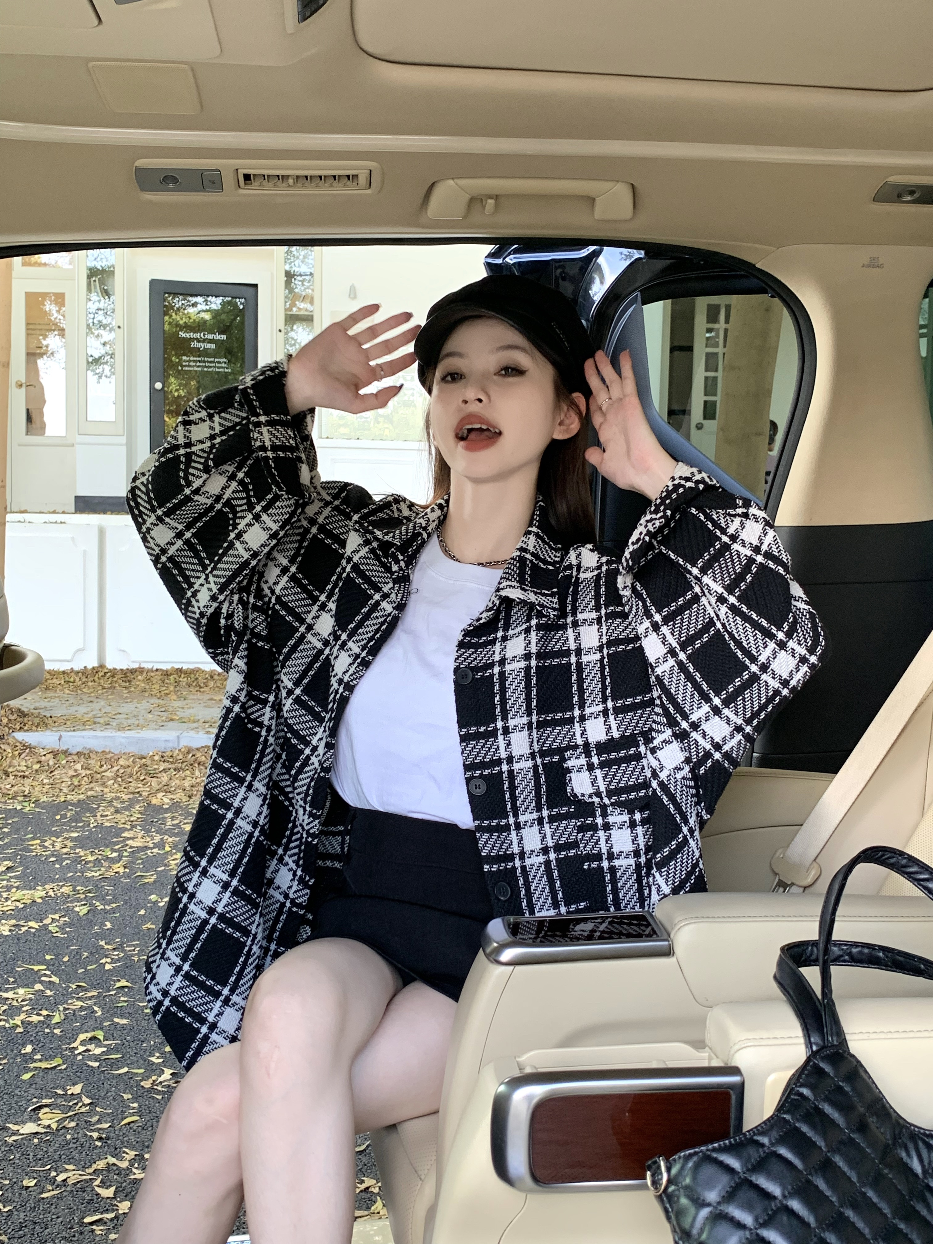 Actual shot of black mid-length shirt for women, autumn design, niche plaid top, loose long-sleeved jacket
