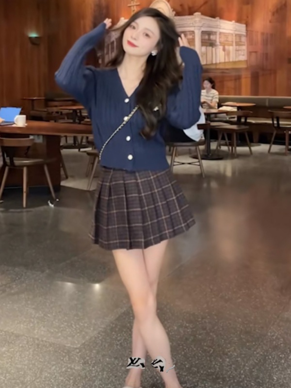 Early autumn outfit with a complete set of college style sweater cardigan pleated skirt two-piece suit autumn 2023 new women's clothing