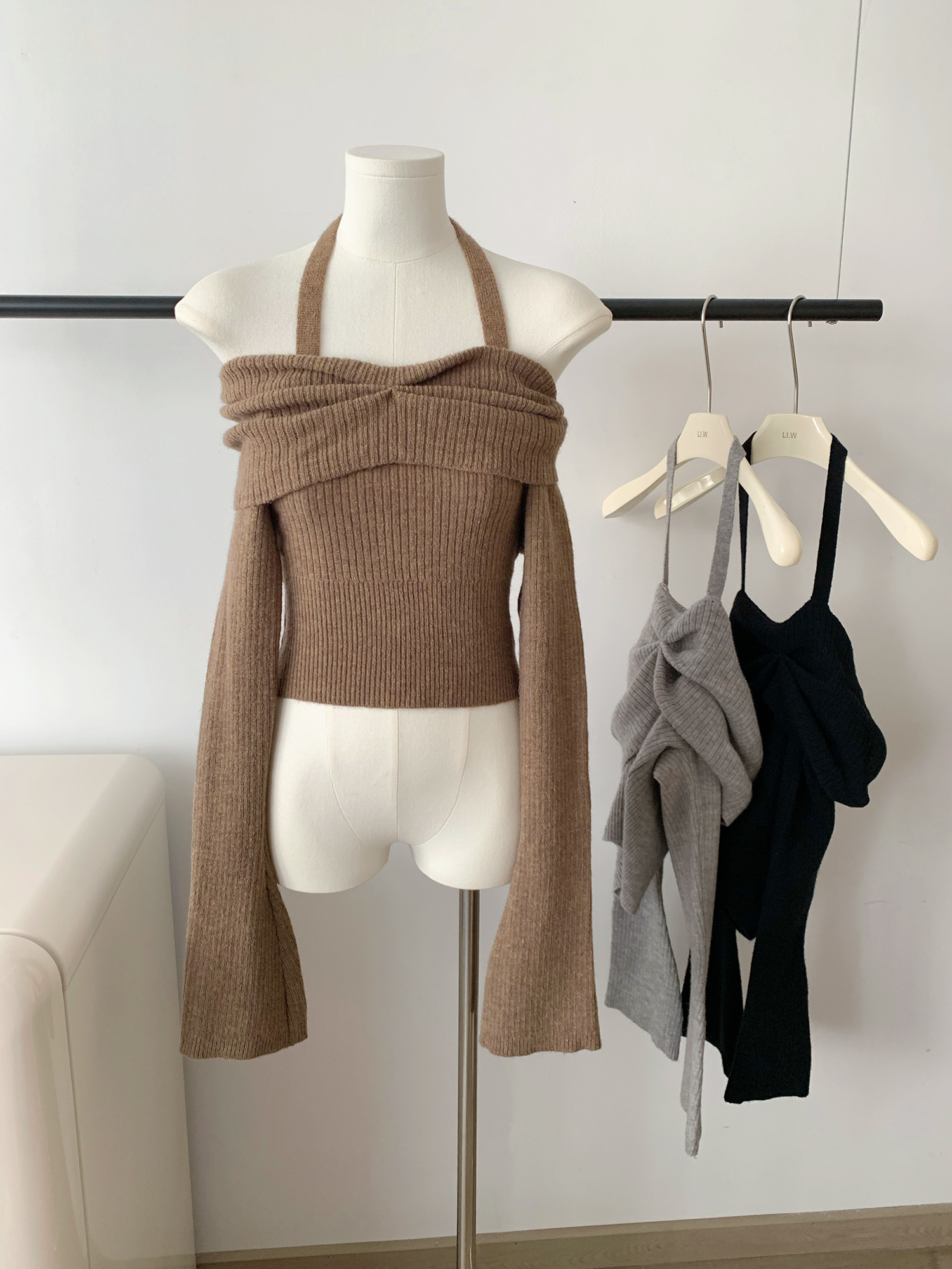 DULA Haojia one-shoulder soft and waxy sweater for women 2023 new autumn design short hot girl top