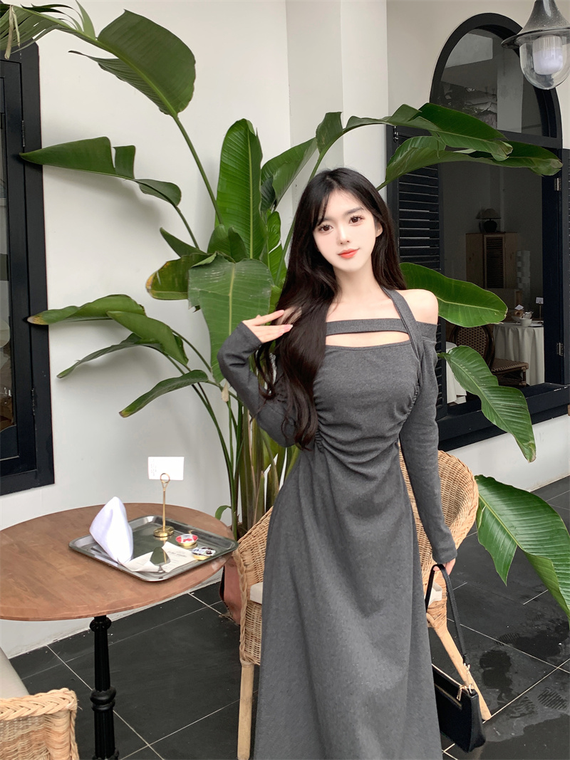 溫柔甜辣風女裝收腰長袖連衣裙秋冬新款設計感掛脖露肩氣質潮長裙