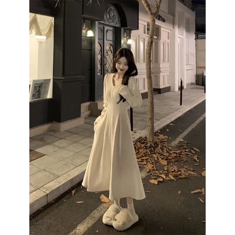Hepburn style V-neck long-sleeved dress for women autumn 2023 new temperament goddess style waist slimming A-line long skirt