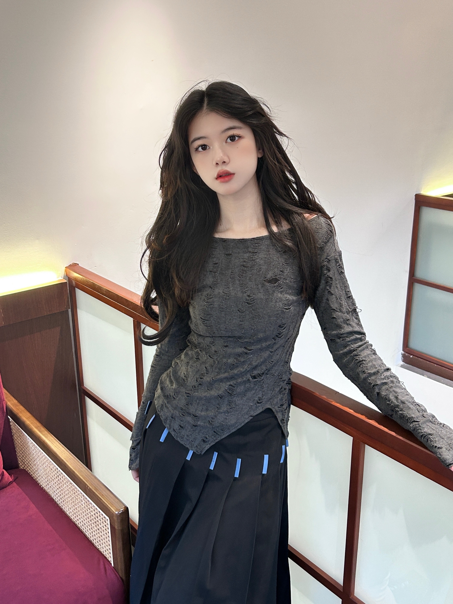 美式復古T恤女秋季設計感小眾打底體恤一字領破洞修身別致上衣潮