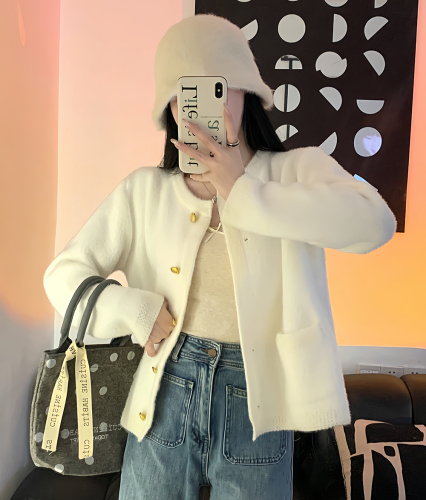 Actual shot~White small fragrant short coat for women in autumn, high-end and gentle style with knitted sweater cardigan