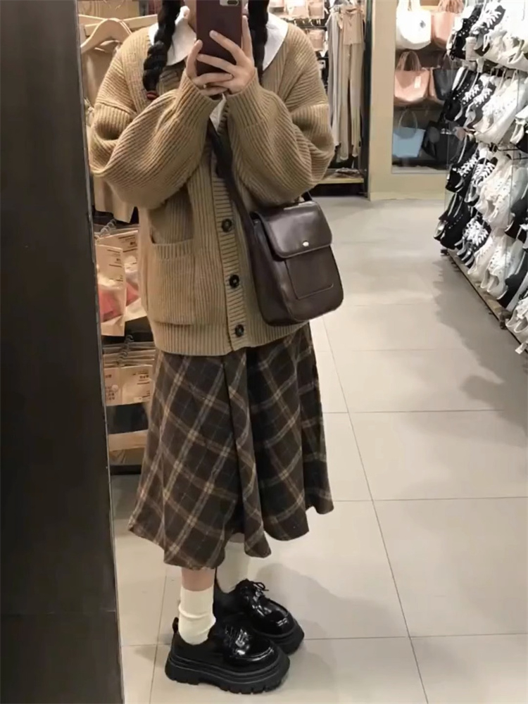 初秋日系復古休閒學院風穿搭奶系毛衣開衫搭配菱格半身裙兩件套裝