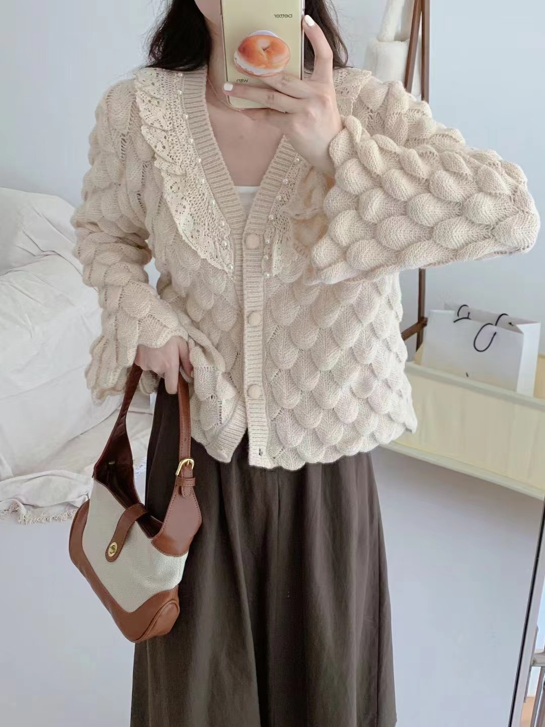 Niche niche design heavy-duty knitted cardigan for women 2023 new temperament V-neck beaded top jacket foreign