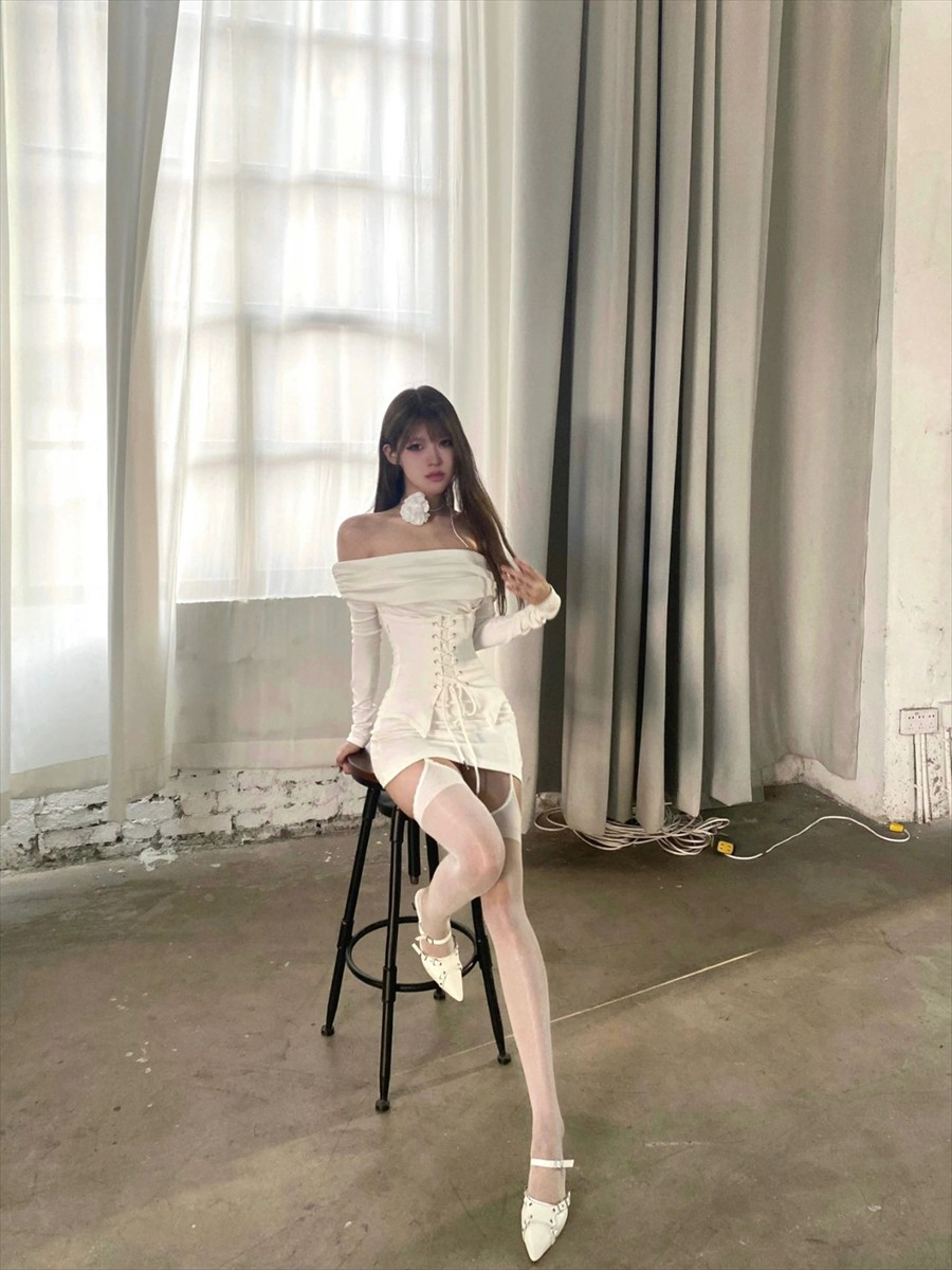 辣妹白色一字肩連衣裙女秋季2023新款修身顯瘦收腰露肩性感包臀裙
