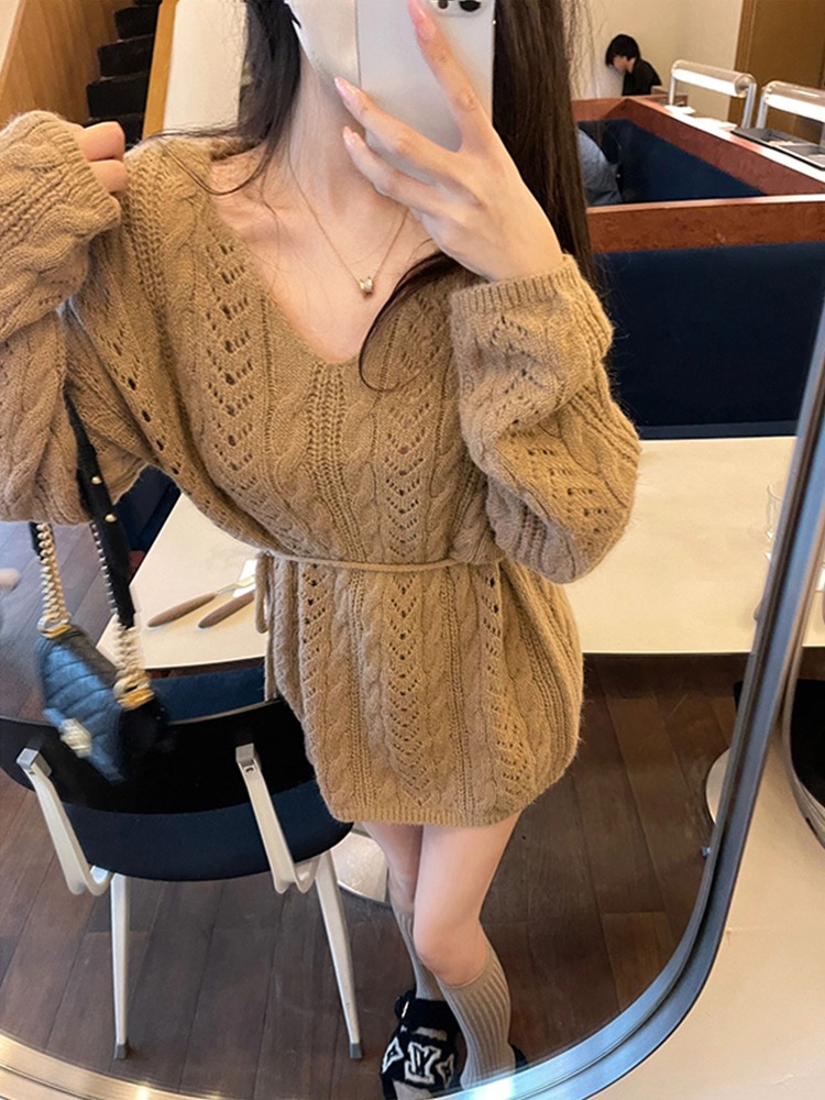 Brown hollow V-neck long-sleeved knitted sweater for women in autumn and winter, gentle style, high-end design, versatile and fashionable tops