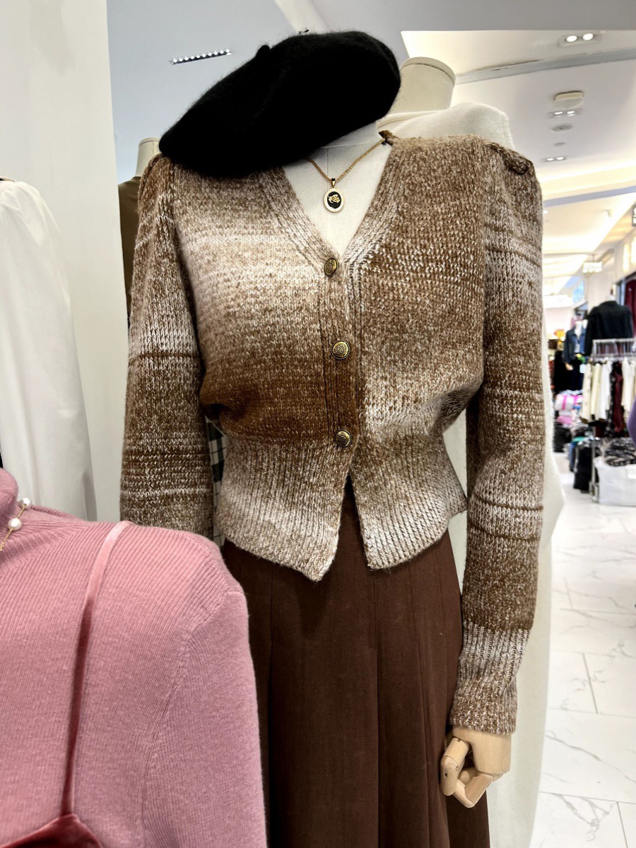 Thirteen Lines Autumn Clothing for Women 2023 New Style V-neck Contrast Color Design Shoulder Pad Short Knitted Sweater Jacket