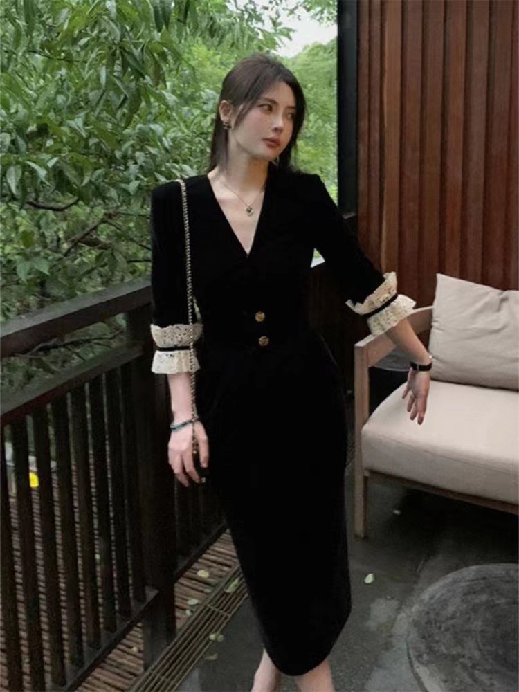 2023 new early autumn French style high-end temperament goddess style long skirt Hepburn style waist-cinching black velvet dress